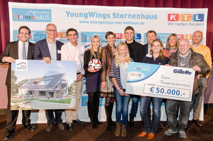 Damit der Traum vom YoungWings Sternenhaus wahr wird: Fußballweltmeister Thomas Müller (Bildmitte) mit Verantwortlichen und Unterstützern des Projektes, Foto: Nadine Rupp, ruppografie