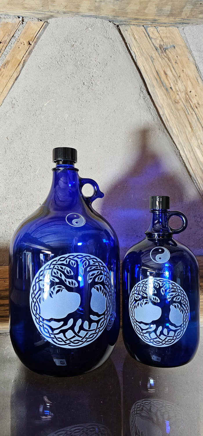 lebensbaum 5l keltisch henkel-flasche trink-flasche freiglas blau-glas gravur individuell , wasserflasche blaunachhaltig öko grün wasser esoterik