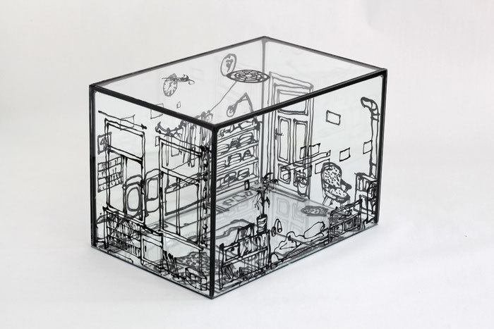 1. OG links Zimmer hinten rechts . 2014 . Windowcolor auf Glas . 20 x 20 x 30 cm 