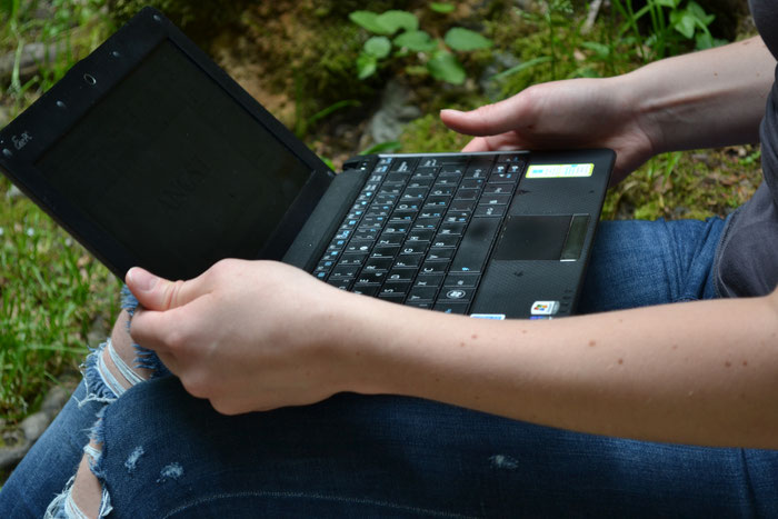 Aufgeklappter Laptop