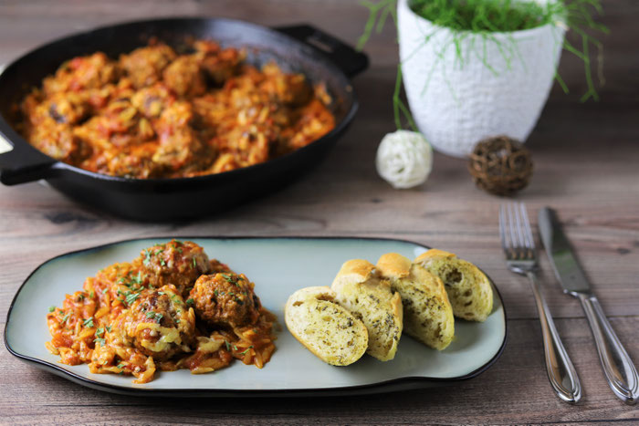 Mediterrane Nudelpfanne mit Hackbällchen in Tomatensoße mit Kritharaki Nudeln aus der 30 cm gusseisernen Pfanne von Pampered Chef aus dem Onlineshop