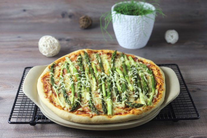 Pizza mit grünem Spargel vom Pizzazauberer, Ofenzauberer, Zauberstein oder White Lady von Pampered Chef