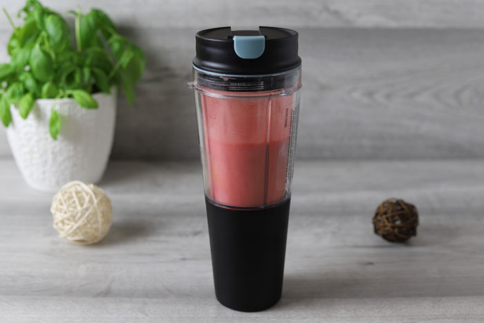Erdbeeren-Bananen-Smoothie im Blender von Pampered Chef mit dem Deluxe Blender Becher im Onlineshop bestellen