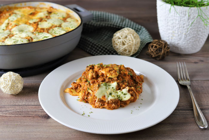 Lasagne aus der Pfanne mit Mozzarella in der emaillierten gusseisernen Pfanne von Pampered Chef