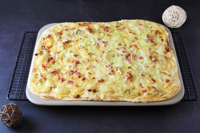 Flammkuchen oder Pizza auf dem Pizzastein von Pampered Chef