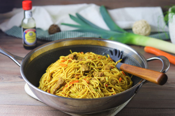 Edelstahl Wokpfanne mit gebratenen Nudeln asiatische oder chinesisch aus dem Pampered Chef Onlineshop