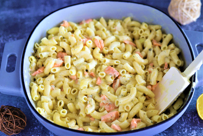 One Pot Pasta aus der emaillierten Pfanne mit Lachs
