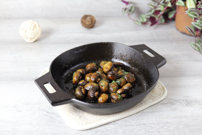 Antipasti Champignons mariniert mit Knoblauch, Olivenöl, Balsamico in der gußeisernen Pfanne von Pampered Chef, aus dem Onlineshop bestellen