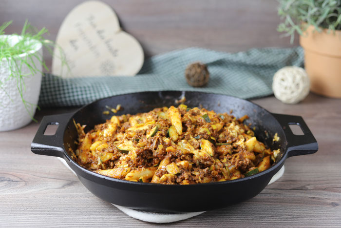 Schupfnudeln, Hackfleischsoße mit Zucchini in der gusseisernen Pfanne von Pampered Chef aus dem Onlineshop