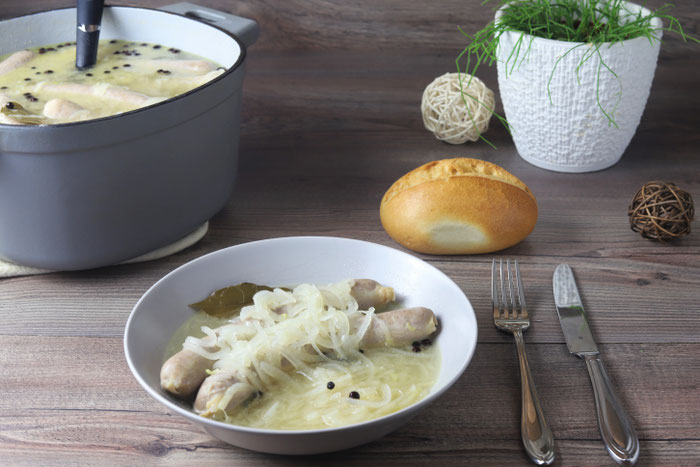Blaue Zipfel oder saure Bratwürste fränkisches Gericht im gusseisernen Emaillierten Topf von Pampered Chef aus dem Onlineshop