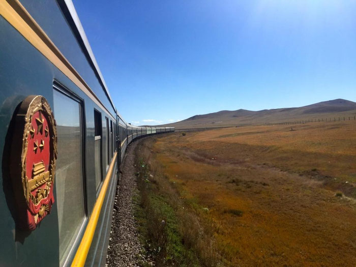 Sur la ligne Transsibérien à travers les steppes de Sibérie