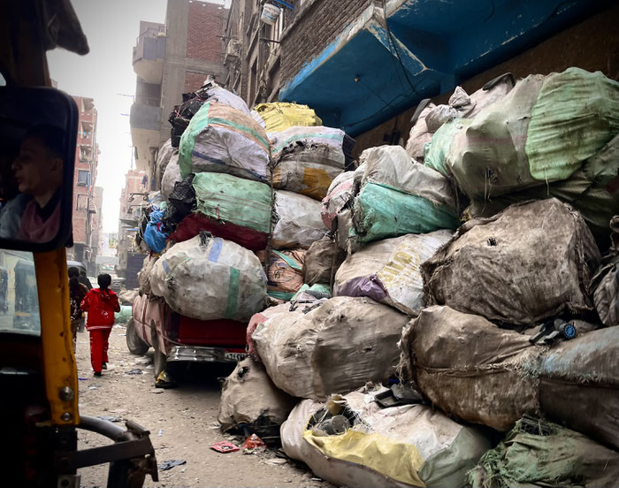 sacchi d'immondizia accumulati per le strade del Cairo