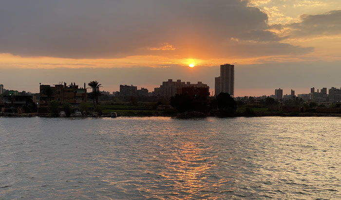 fiume Nilo al tramonto