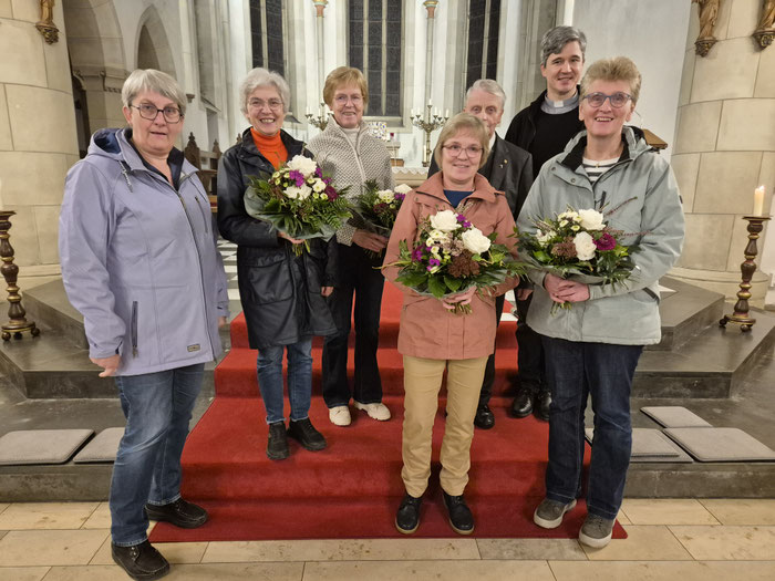 Past.-Ref. Reinhildis Lösing, Elisabeth von Oy, Maria Terhörst, Diakon Bernhard Scheipers (Wahlvorstand), Pastor Florin, vorne: Dorothe Konert, Rita Leutermann