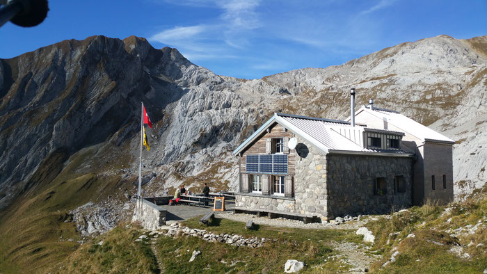 Die schöne, kleine Zwinglipass-Hütte am Fuss des Altmann.