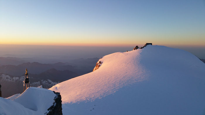 Blick von der Zumsteinspitze (4563m) zur Capanna Margherita