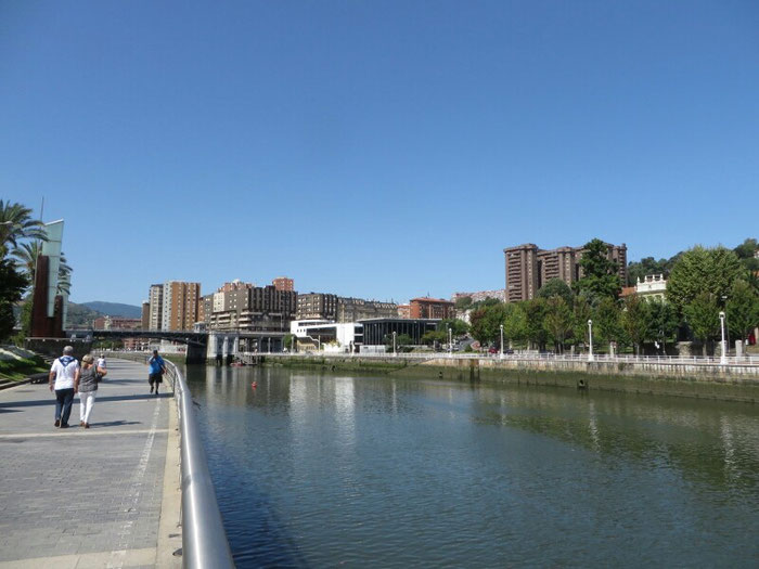 Quais de Bilbao - Rmq: la P##### de poussière coincée dans mon objectif est enfin partie :)
