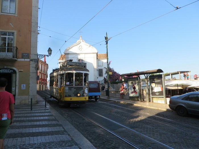 Le tram jaune mythique de Lisbonne, représenté sur toutes les toiles des peintres qui vendent dans la rue