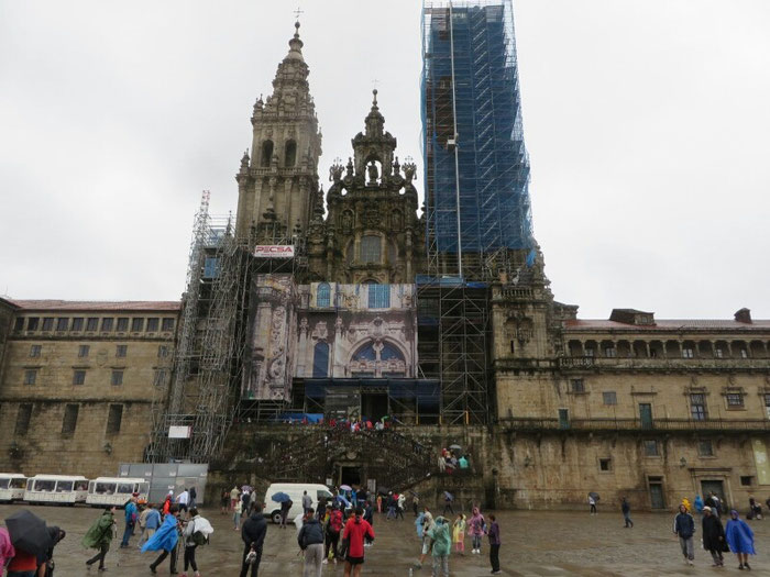 Unique photo de Santiago de compostella sous la pluie au milieu des pèlerins contents d'arriver