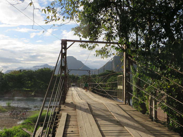 Pont qui relie Vang vieng et les villages à l'Est de la rivière