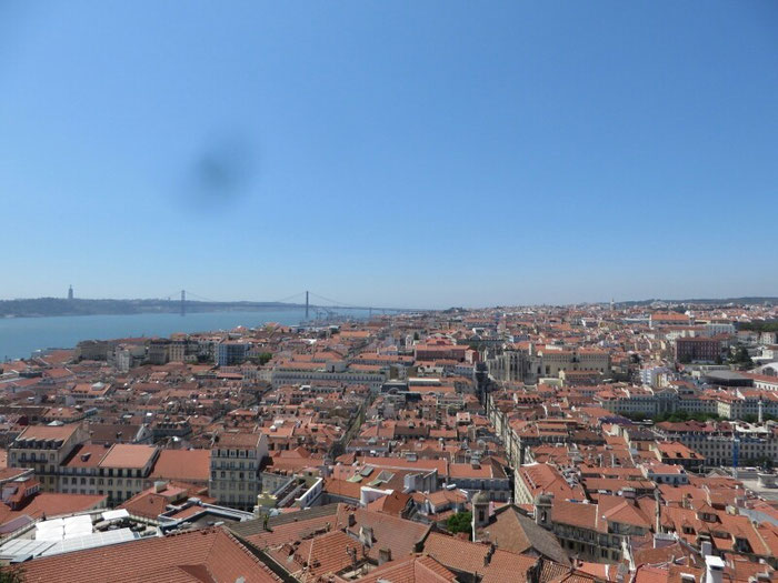 Depuis le castillo san Jorge, vue sur Lisbonne avec au fond son "golden gate" et son "Corcovado"