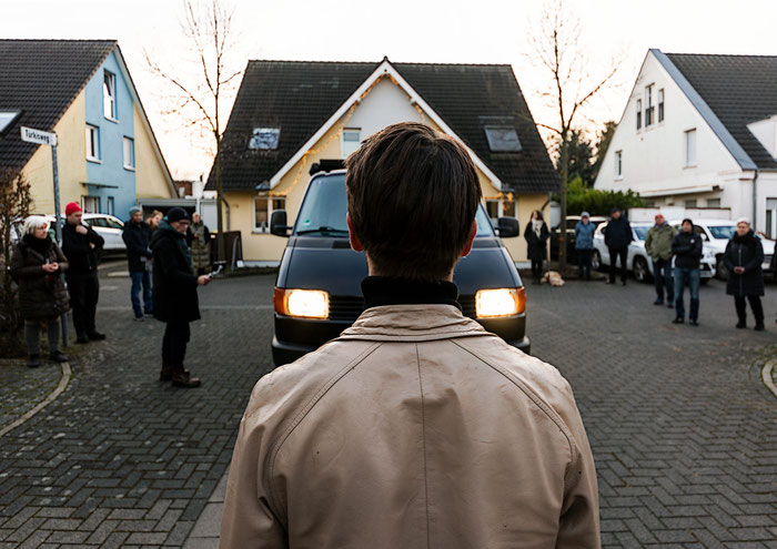 In our work as Schmuckeremiten, we spent over a year talking to the inhabitants of the settlement in the Edelsteingarten in Pulheim, capturing their dreams of everyday life and living and weaving them into a dense soundscape.  The performance „Safari“ tak