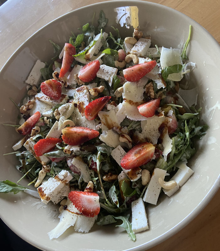 Spargel-Rucola-Salat mit Erdbeeren an Orangensauce - martina-weinzierls ...