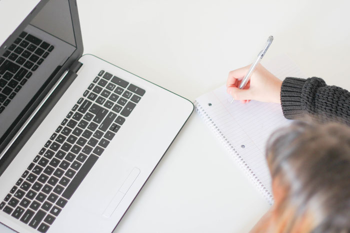 <img src=“Bilddatei.jpg“ alt=Braut mit Stift und Notizblock vor Laptop>