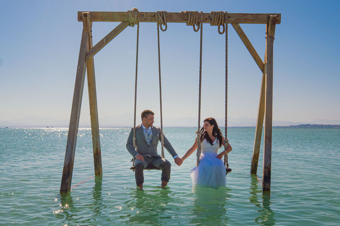 <img src=“Bilddatei.jpg“ alt=Hochzeit in Ägypten, Brautpaar auf Schaukel im Meer>