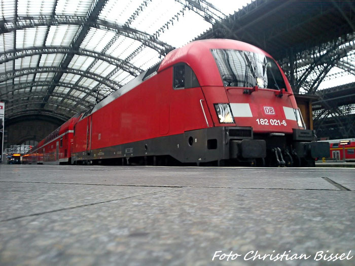 182 021 mit RE nach Dresden im Leipziger Hbf