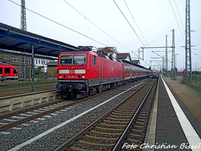 143 002 mit einem RE nach Kassel im Bahnhof Nordhausen