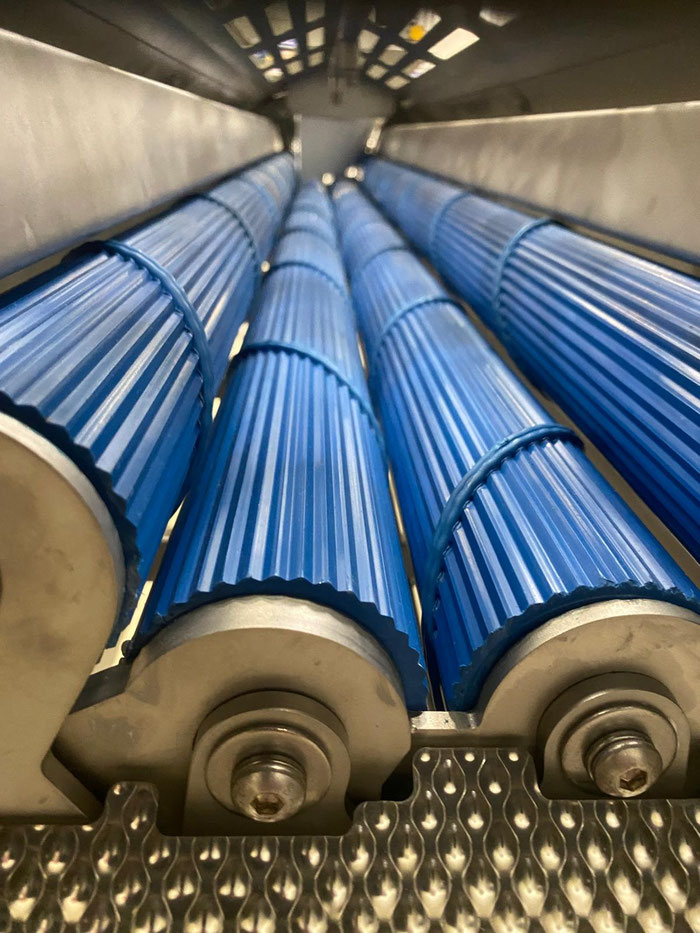 Cette calibreuse trieuse à rouleaux permet de trier en fonction de l’épaisseur du produit. Les rouleaux tournent pour faire avancer les frites fraîches, l’écartement des rouleaux est réglable suivant l’épaisseur voulue.