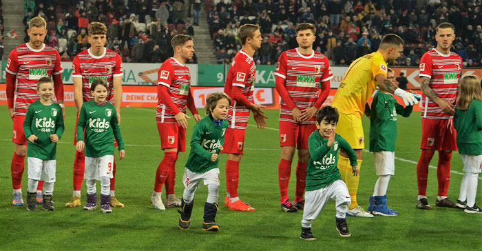 Bild 02: FC Augsburg mit Kindern im Augsburger WWK-Stadion