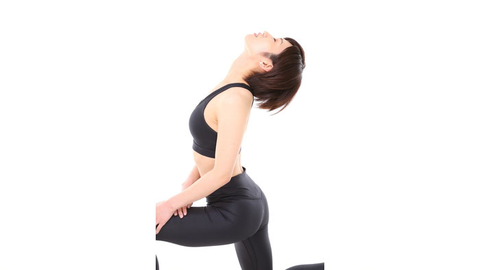 姿勢と呼吸を整えた女性トレーナーが、背骨の自然なラインで立つ横向き姿勢｜ラナンキュラスボディ