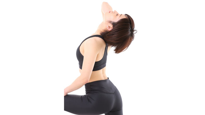 姿勢と歩行を整える女性専用パーソナルジム「ラナンキュラスボディ」のトレーナーが、正しい重心と身体の軸を示す姿勢イメージ