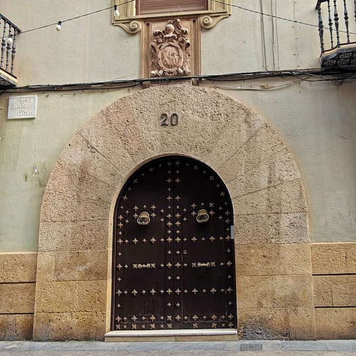Puerta y escudo de la casa dels Mallent