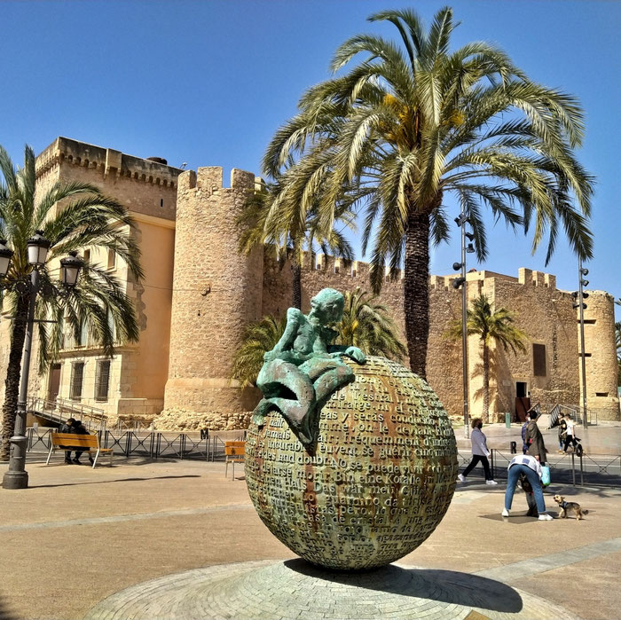 Palacio de Altamira con la escultura "Geografía de la Memoria" en primer plano
