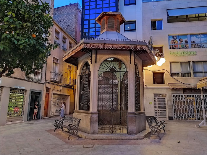 Fuente de La Alcoraya, frente a la iglesia de San Salvador