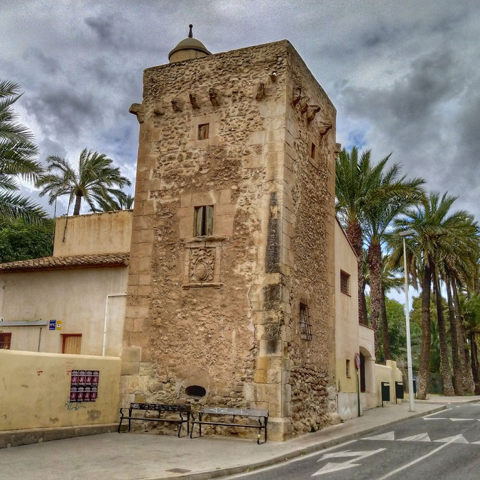 Vista de la Torre de Ressemblanch con el escudo de armas