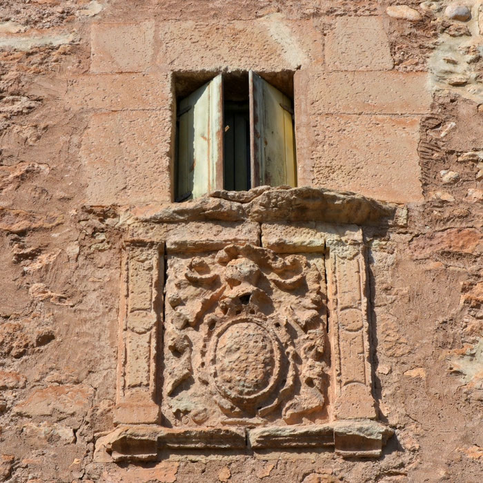 Detalle del deteriorado escudo de armas de la familia Santacilia