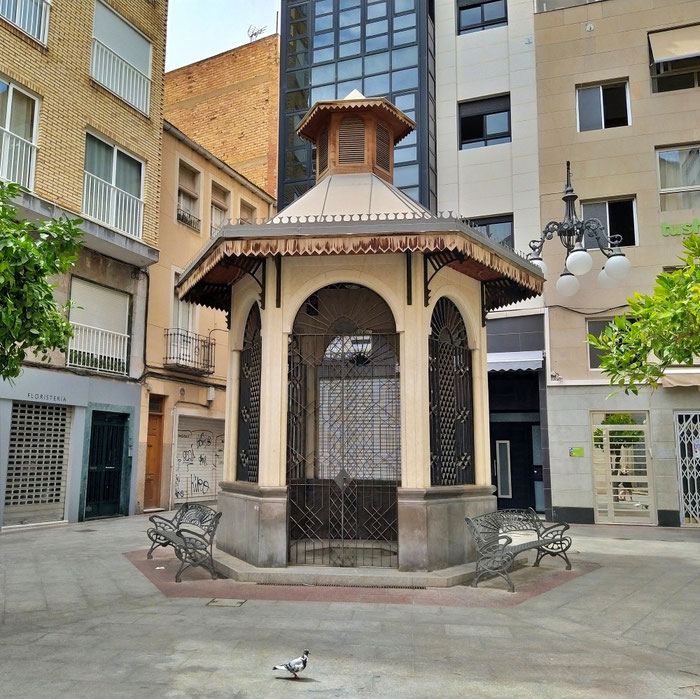 Fuente de La Alcoraya, frente a la iglesia de San Salvador