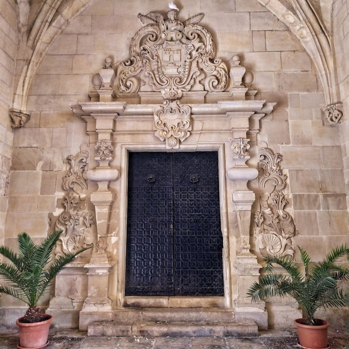 Puerta de acceso al Ayuntamiento