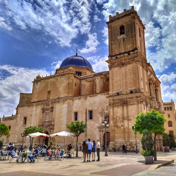 Vista general de la Basílica de Santa María desde su fachado norte 