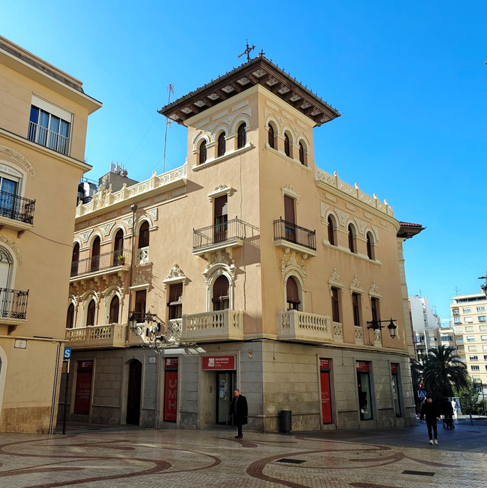 Casa dels Paluds, un rincón de la Plaça i Baix