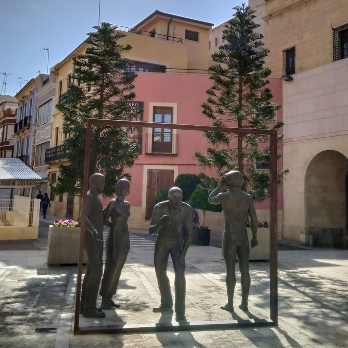 Escultura "La crítica" en la Plaça de la Fruita