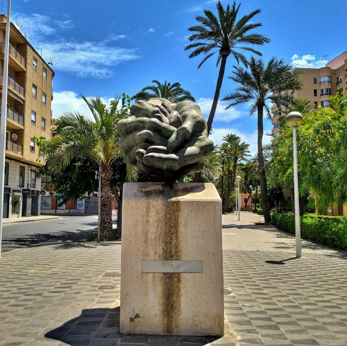 Escultura "Homenatge al datiler"
