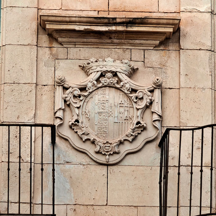 Detalle del escudo nobiliario sobre la fachada barroca