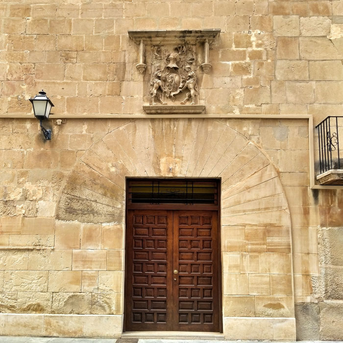 Detalle de la puerta y escudo de los Cosidó