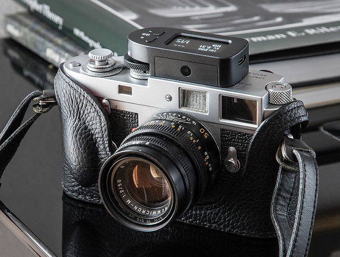 Frontansicht des neuen KEKS Belichtungsmessers M-Meter auf einer Leica M2. Foto: bonnescape.de