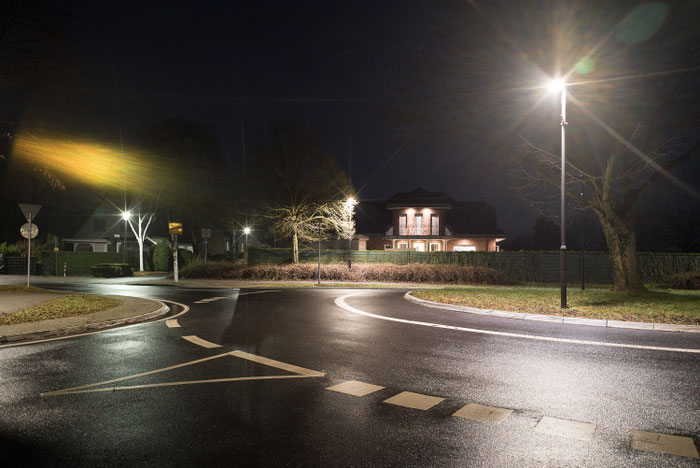 Kreisverkehr bei Nacht. Gegenlichtverhalten des Viltrox AF 28mm f/4.5 VCM Asph ED. Foto: bonnescape.de